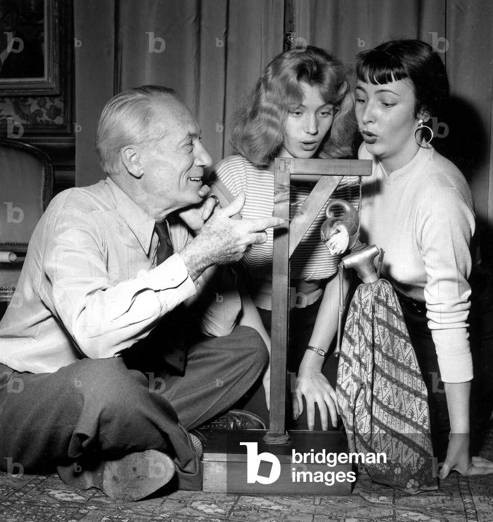 French Writer and Scriptwriter Maurice Dekobra With Actresses of his Film La Rafale Est Pour Ce Soir September 3, 1953 Pendaison Pendre Pendu Gibet Hang Hanging Hanged Gallows (b/w photo)