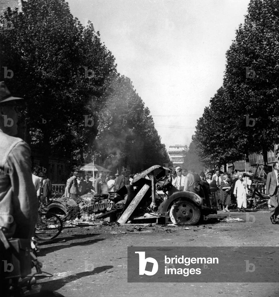 Liberation of Paris : Remains of The Last Battles Between German Army and Resistant Fighters, Avenue Kleber, Before Us Army Arrived August 25Th 1944 (b/w photo)