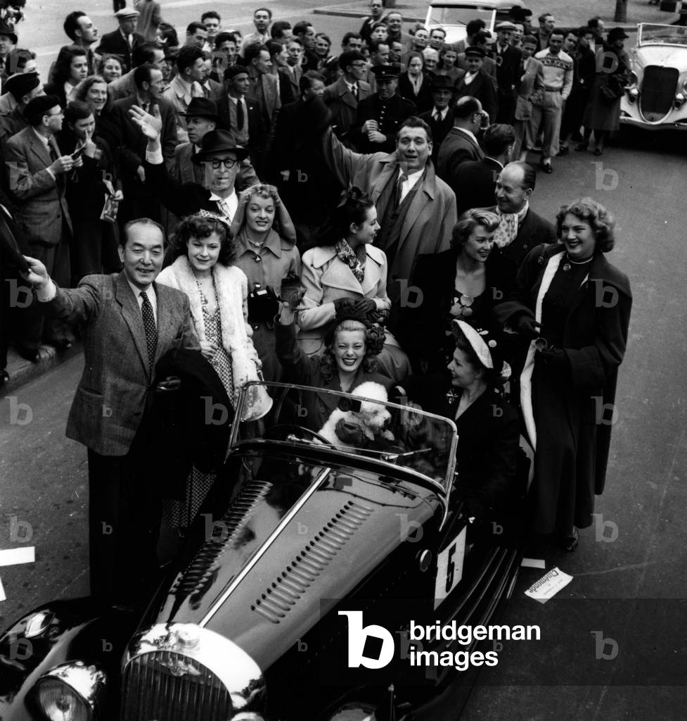 Rallye Automobile Paris. Arret: Sessue Hayakawa, Xenia Monty, Armand Bernard, Marcelle Derien, A. Reynault, M. Carole, Lina Rochewsky, Suzy Carrie, Simone Renault Le 11 Juillet 1948.  Neg: 9068 (b/w photo)