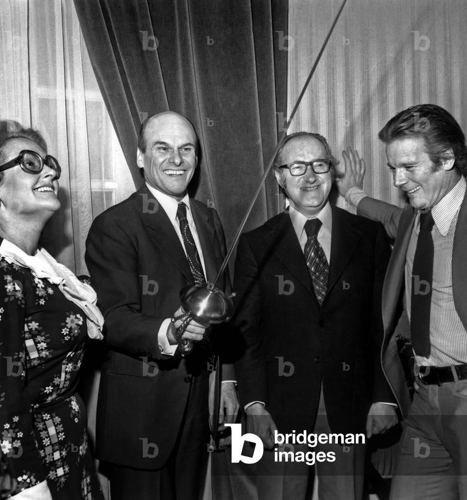 Le Comedien Francois Chaumette Recevant Le Trophee Alexandredumas Ici Entoure Des Membres Du Jury Juliette Benzoni Alain Decaux Et Jean Piat Le 13 Fevrier 1974 (b/w photo)