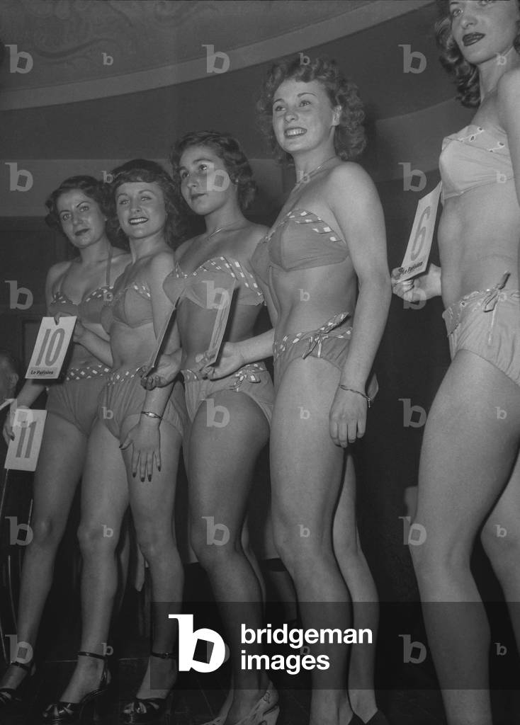 Election of the Parisian woman, November 7, 1950 : the young women (wearing bikinis) (b/w photo)
