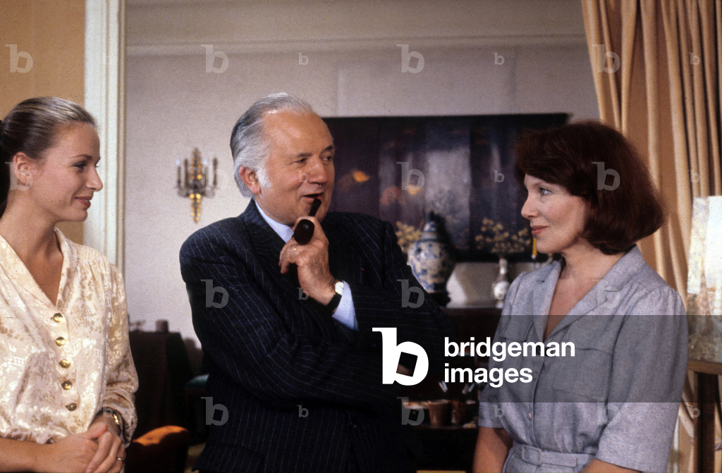 Serie Televisee Les Enquetes Du Commissaire Maigret: Maigret Et Les Braves Gens De Jean-Jacques Goron Avec Alix De Konopka, Jean Richard Et Anouk Ferjac, Aout 1982 (photo)