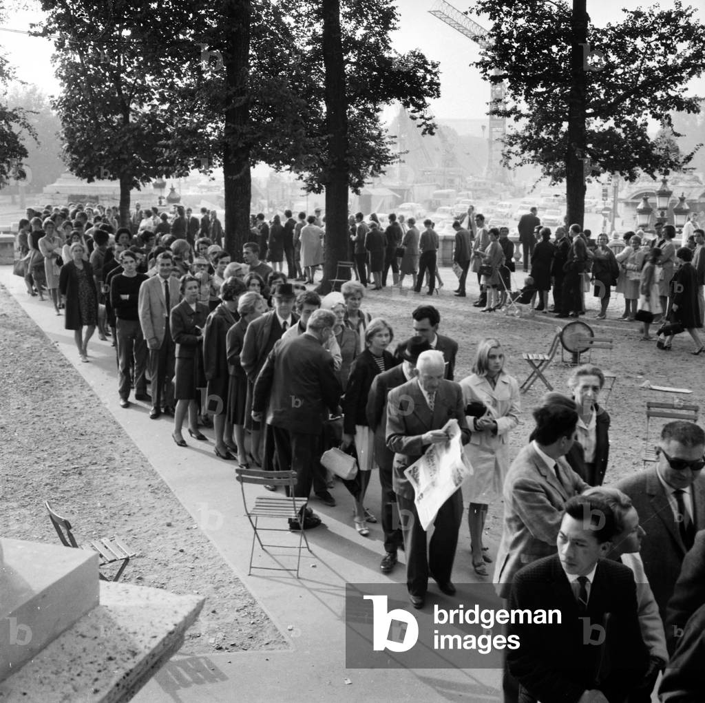 Large Exhibition “Dans La Lumiere De Vermeer” Organized By The French Government And By The Johan Maurits Van Nassey Foundation Of The Hague At The Musee De L Orangerie Des Tuileries In Paris The Crowd In Front Of The Orangerie On September 28, 1966 (b/w photo)