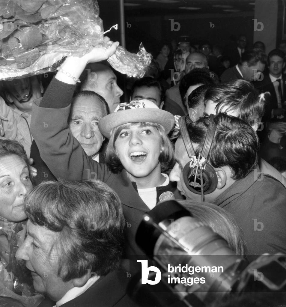 Christine Caron, Olympic Vice-Champion on 100M Back in Swimming, at Orly Airport With her Coach Suzanne Berlioux, When She Came Back From Olympic Games in Tokyo on October 25, 1964 (b/w photo)