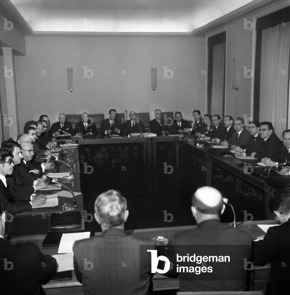 At the signing of the National Agreement on Employment Security on 10 February 1969, Employers and Trade Union at the headquarters of the Cnpf In the foreground The Delegation Of The Cgt In the background Those Of Cnpf And PME, Left Cgc Et Cftc, Right Fo And Cfdt Neg: D5290 (b/w photo)