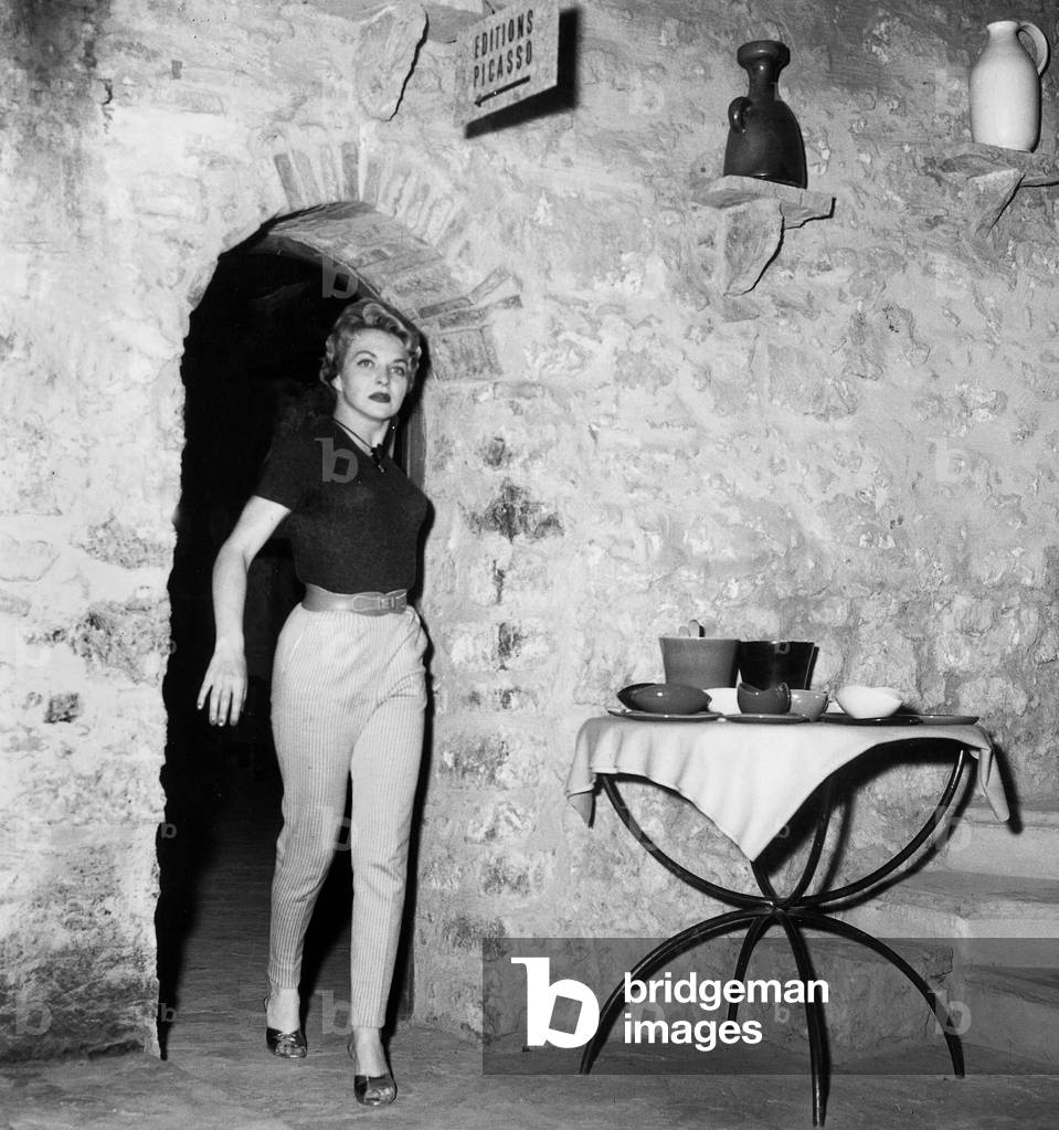 Singer Line Renaud at Potter'S Shop during Cannes Festival May 18, 1954 (b/w photo)