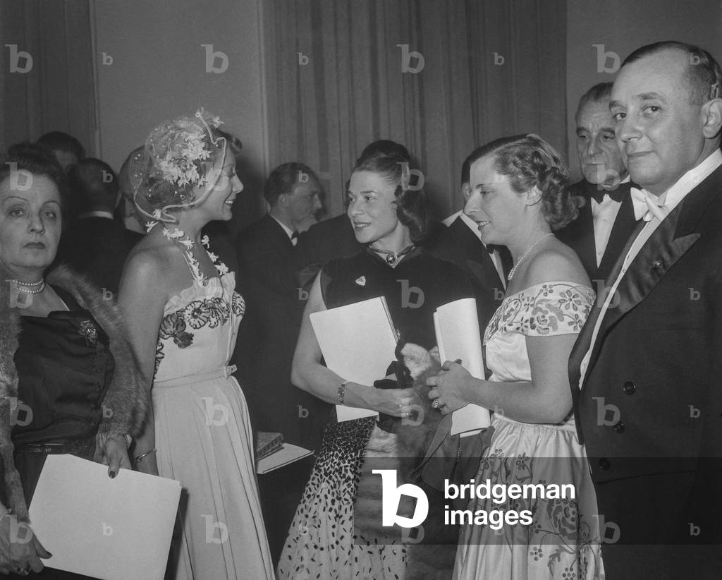 The Night of the lace in Paris on December 1st, 1949 : Martine de Breteuil (l, hat), dress designer Miss Carven (Carmen de Tommaso, c), the chief o police Roger Leonard and his wife (r) (b/w photo)