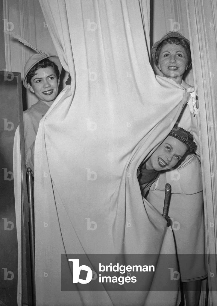 Presentation of the new collection by Alex Maguy in Paris on January 31, 1950 : models (b/w photo)