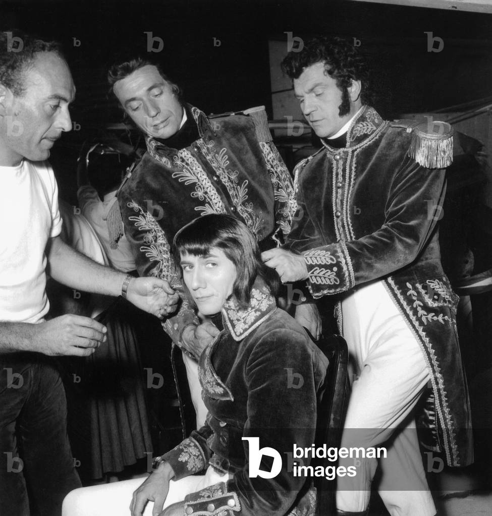 Henri Vidal, Daniel Gelin (Napoléon) et Yves Montand sur le plateau du film Napoléon de Sachaguitry le 1er juillet 1954 (b/w photo)