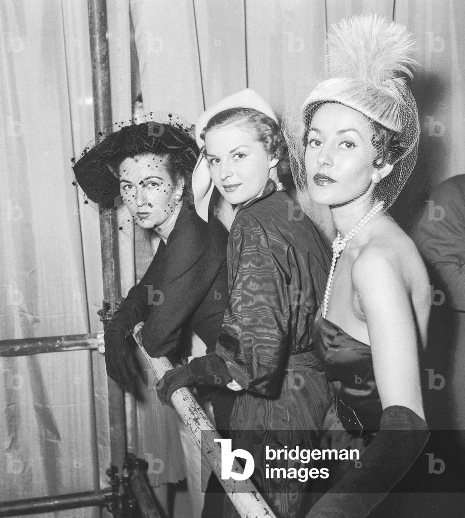 Woman and beauty festival at the Palais de Glace in Paris, October 5, 1951 : presentation of hats (b/w photo)