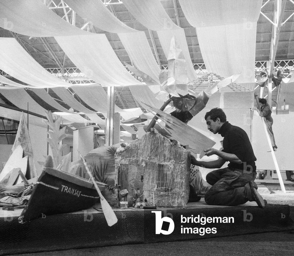 Tourism fair in Paris on October 29, 1951 (b/w photo)