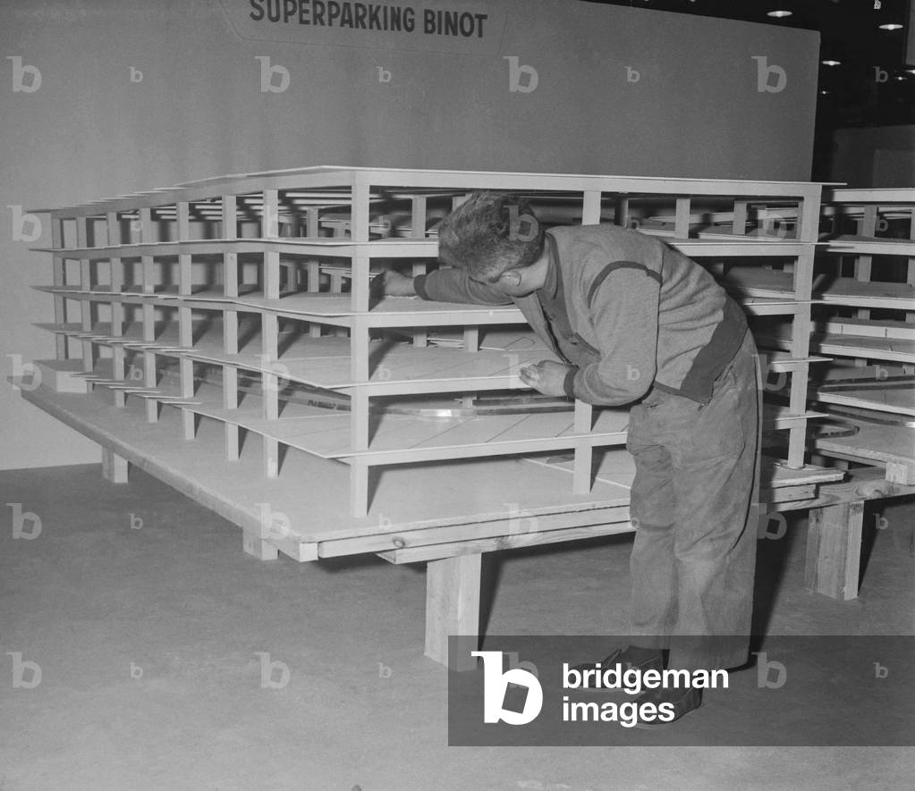 International building and infrastructure exhibition, at the CNIT, Paris, March 11, 1959 : the scale model of a new type of parking (b/w photo)