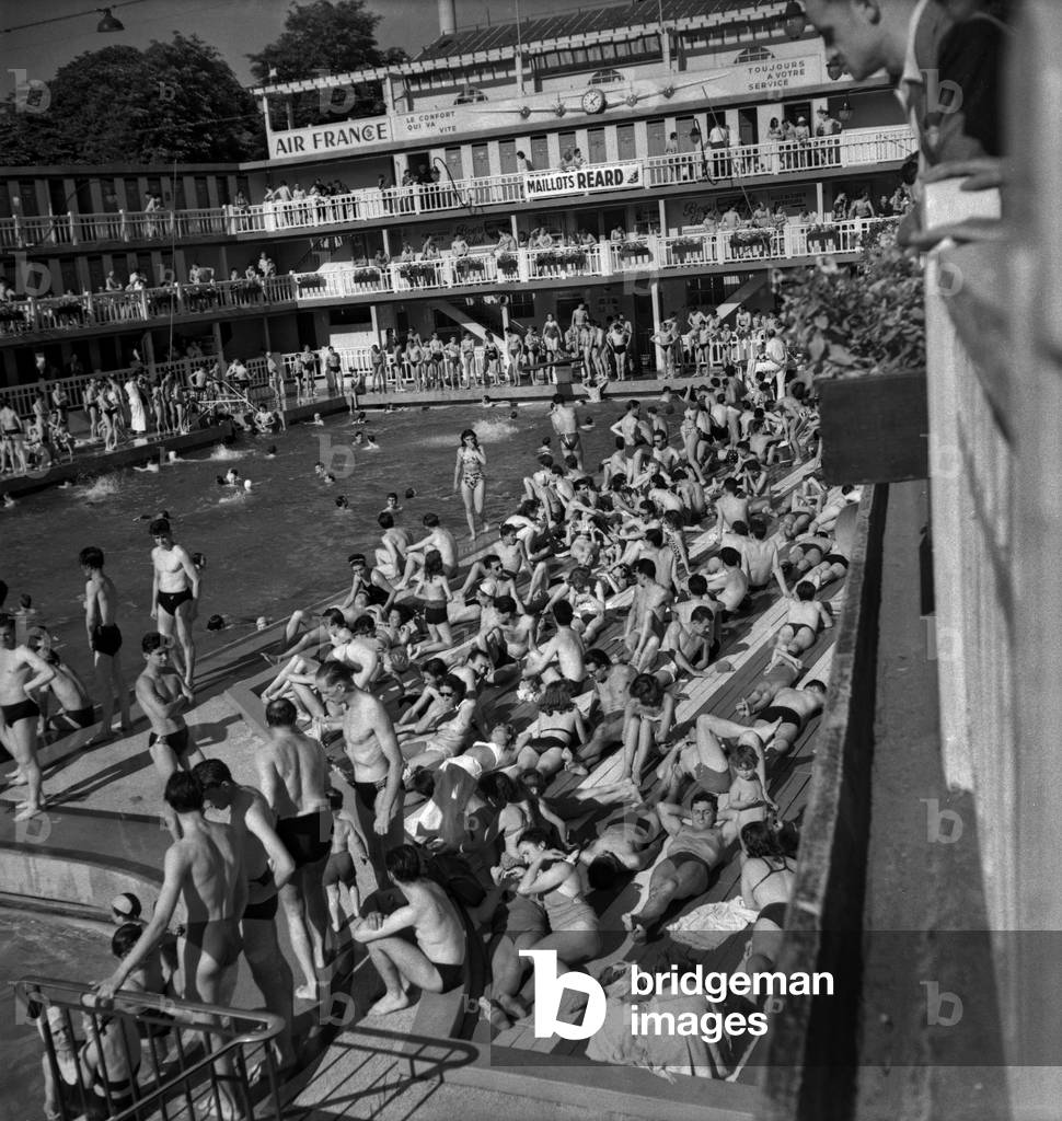 The heat in Paris, June 12, 1949 : people at the Piscine Molitor (swimming pool) (b/w photo)