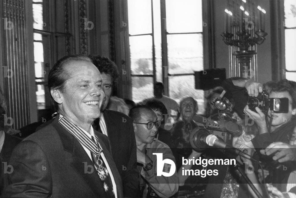 Jack Nicholson Having received the Badges of Commander of the Arts of Letters From Jack Lang at the Ministry of Culture, September 11, 1990 (b/w photo)