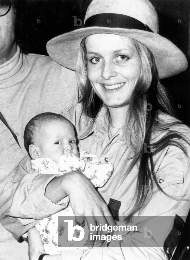 Model Twiggy With her Baby Daughter Carly in 1978 (photo)