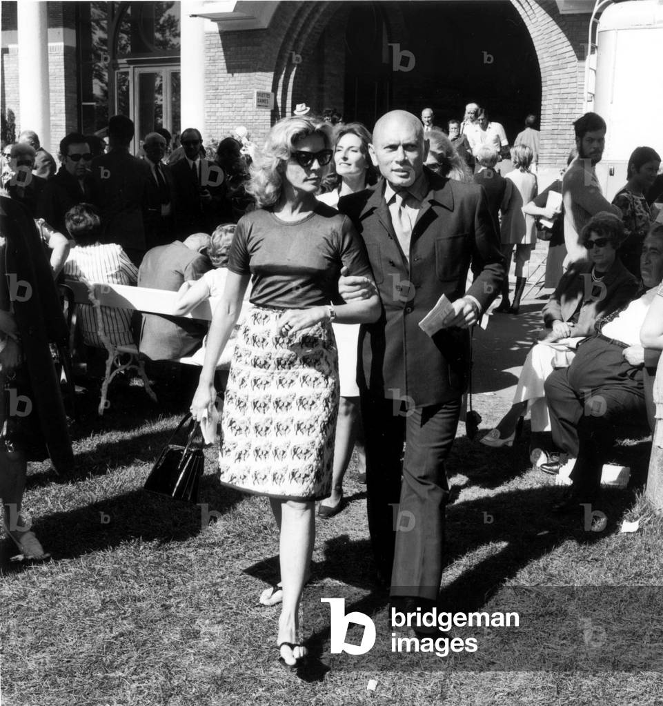 Lauren Bacall and Yul Brynner in Deauville (France) August 17, 1971 (b/w photo)