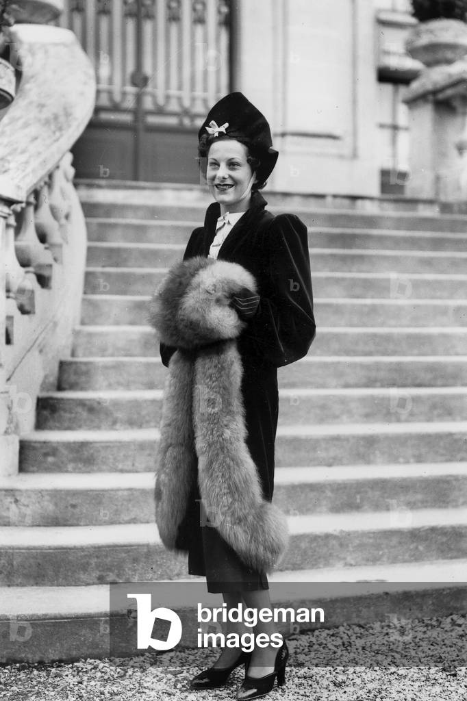 Fashion at Horse Races in Auteuil 1937 (b/w photo)