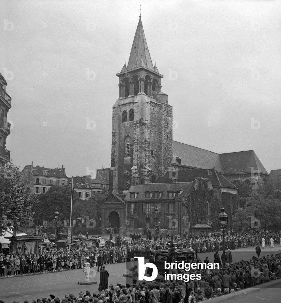 Funeral of French cardinal Emmanuel Suhard (archbishop of Paris during Occupation, collabo), Paris, June 9, 1949 : the procession near St Germain des Pres church (b/w photo)