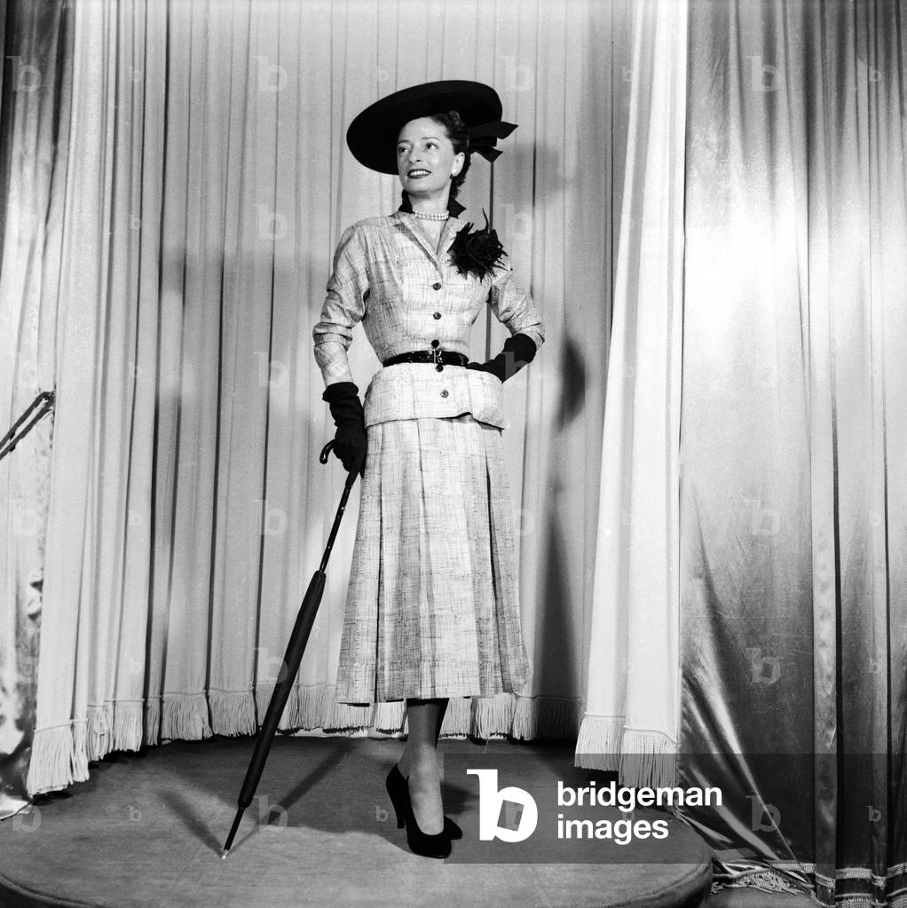 Presentation on February 18, 1953 in Paris of The Fashion By Pierre Balmain For Spring/Summer 1953 (b/w photo)