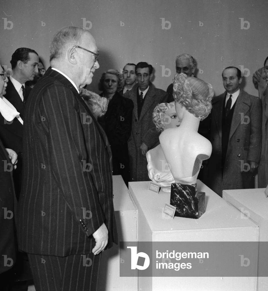 Vincent Auriol at the exhibition of the best craftmens of France, 1952