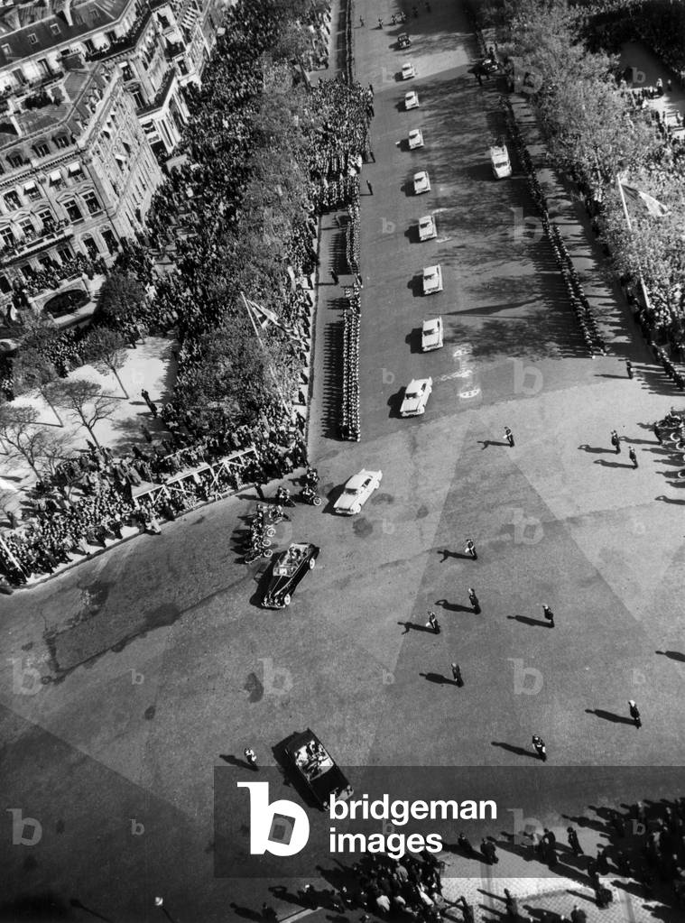 The Royal Procession For Visit Onf Queen Elizabeth Ii of England in Paris, on The Champs Elysees, April 8, 1957 (b/w photo)