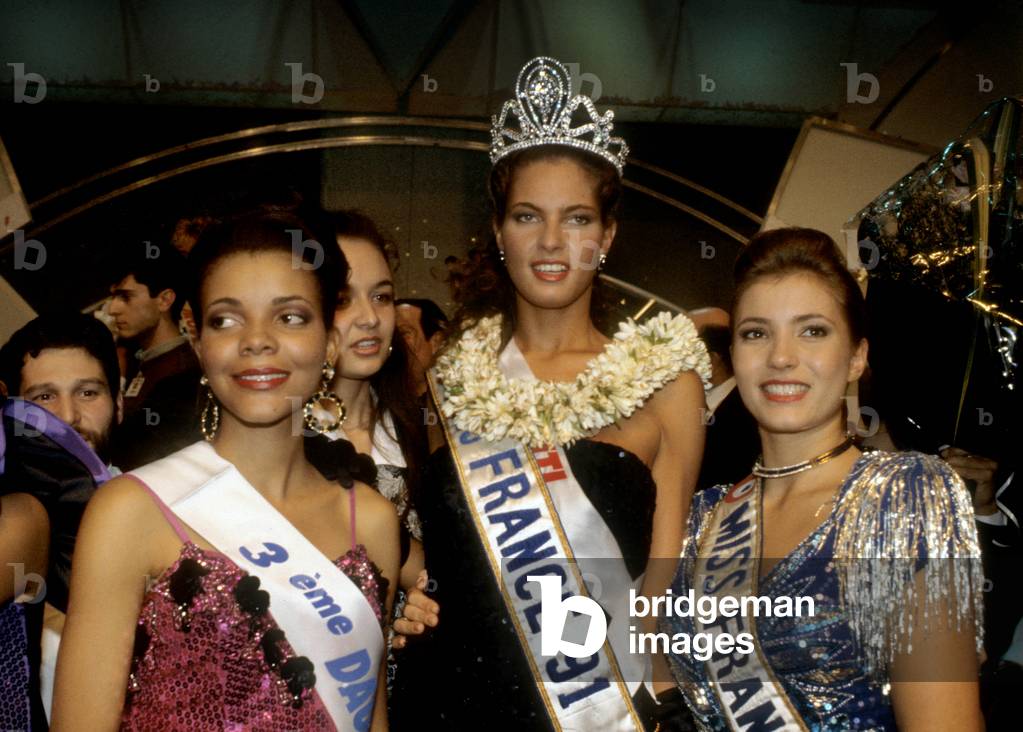 Election of Miss France 1991 on December 31, 1990 : Mareva Georges (C, Miss France 1991) and Gaelle Voiry (R, Miss France 1990) (b/w photo)