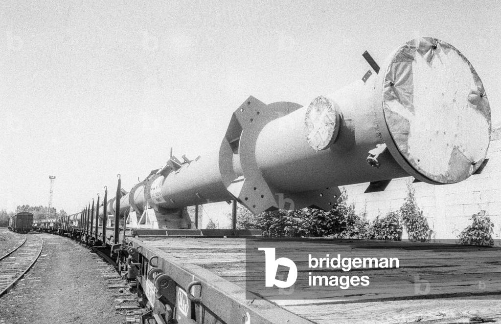 Polymerization reactor built by the SEUM (Societe d'exploitation des usines metallurgiques) carried by train, France, Jun 1985 (b/w photo)