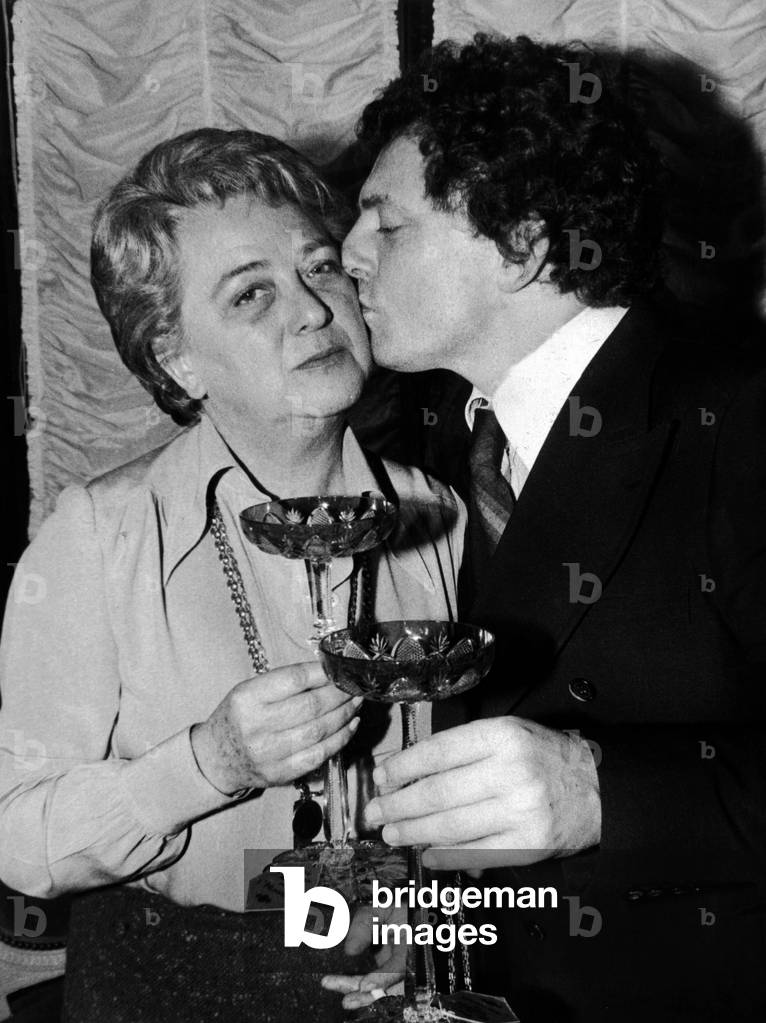 Jacqueline Maillan and Jacques Martin With Their Prize in Paris on December 16, 1975 (b/w photo)