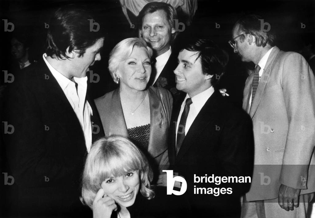 Dinner at The Palace in Paris on November 28, 1980 After Show of Thierry Le Luron L-R : Alain Delon, Mireille Darc, Line Renaud, Thierry Le Luron and Fabrice Emau (b/w photo)