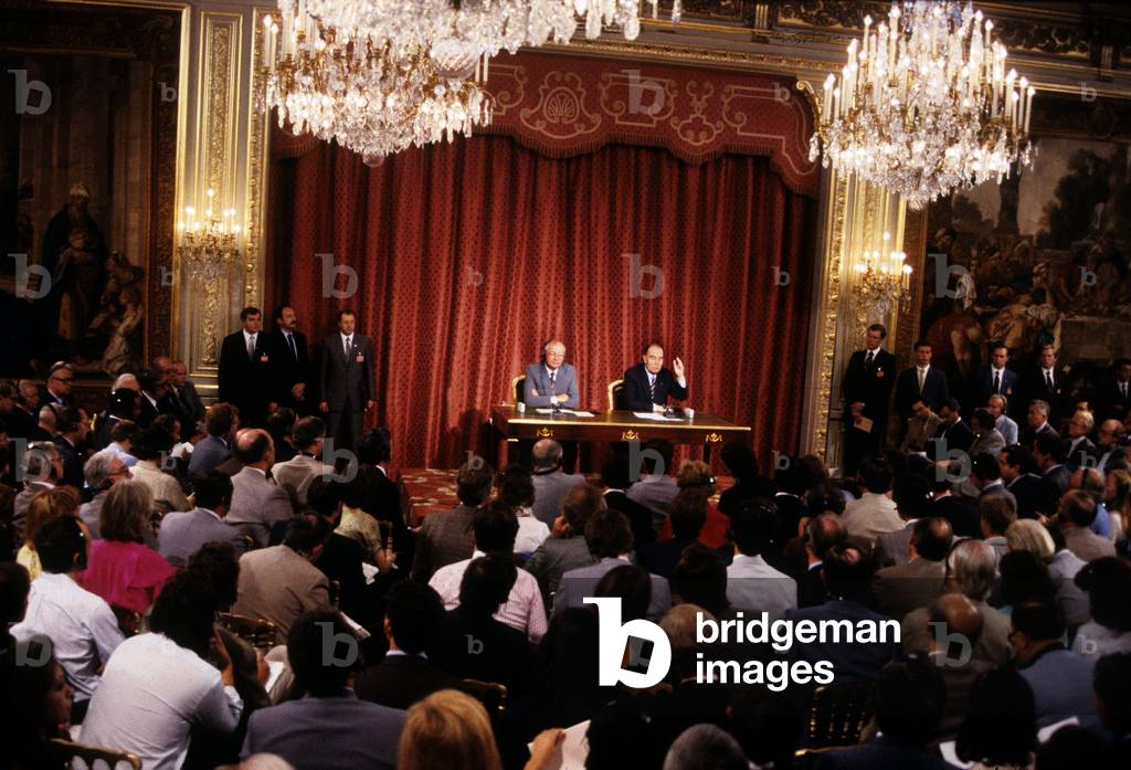 Mikhail Gorbatchev and Francois Mitterrand during Press Conference at The Elysee, Paris, October 5, 1985 (photo)