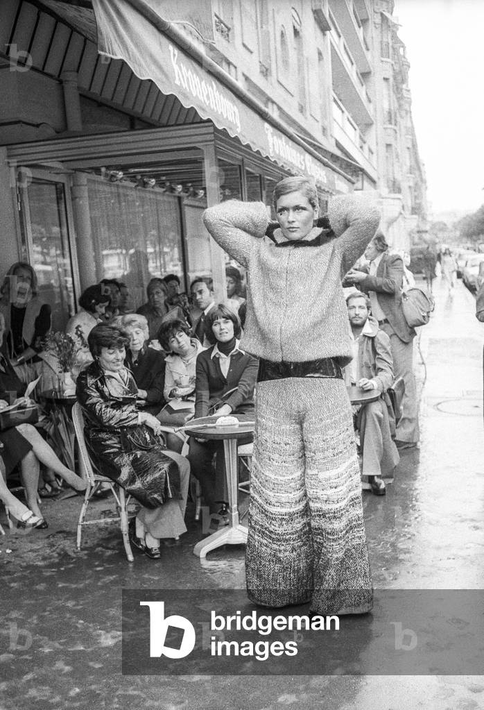 Presentation of Dior fashion (Bohan - Le Bret), avenue Montaigne in Paris, July 23, 1973 (b/w photo)