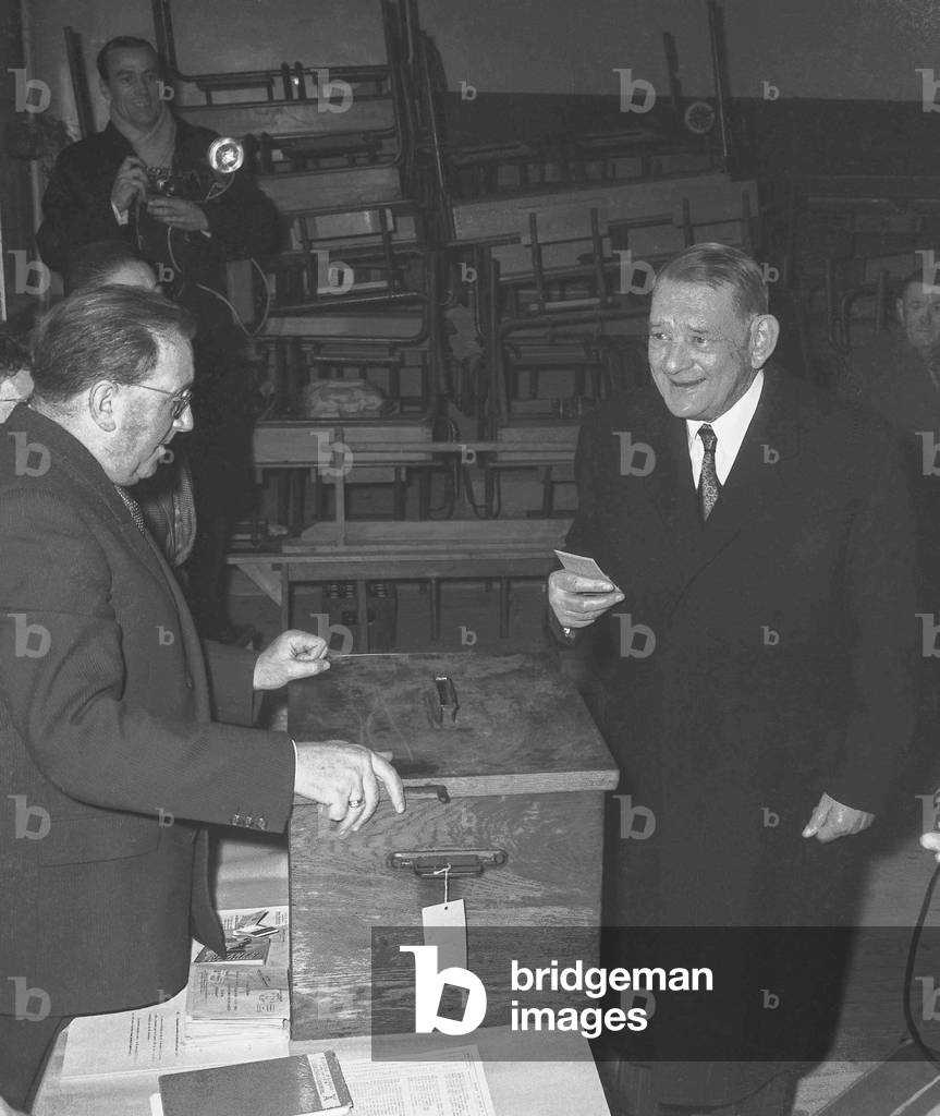 French referendum on Algerian self-determination, January 8, 1961 : Rene Coty voting in Le Havre (b/w photo)