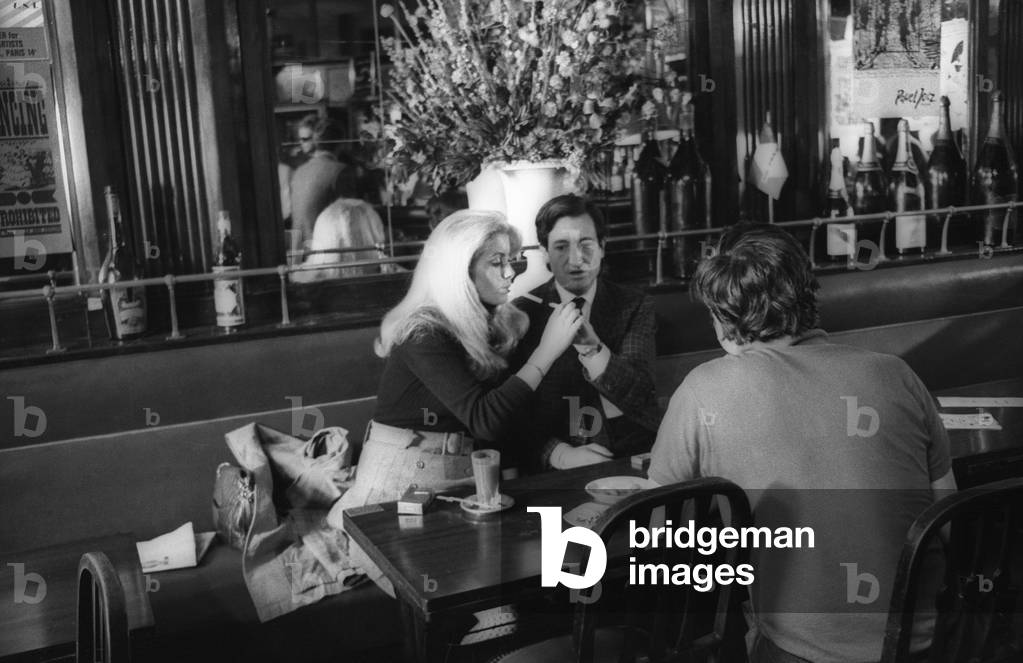 L'actrice française Catherine Deneuve sur le tournage du film d'AlainCavalier « Heartbeat » à la Closerie des Lilas à Paris le 10 juin 1968