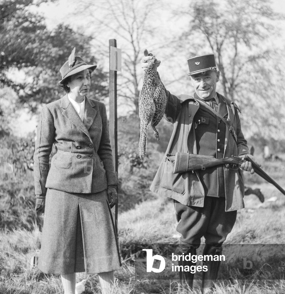 Presidential hunting in Rambouillet, France, October 26, 1950 : Michelle Auriol and a hunter (b/w photo)