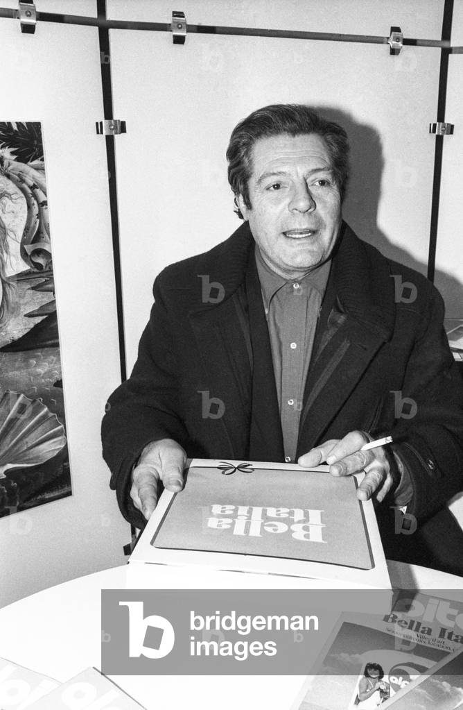 Marcello Mastroianni at the tourism fair, La Defense, Paris, February 17, 1984 (b/w photo)