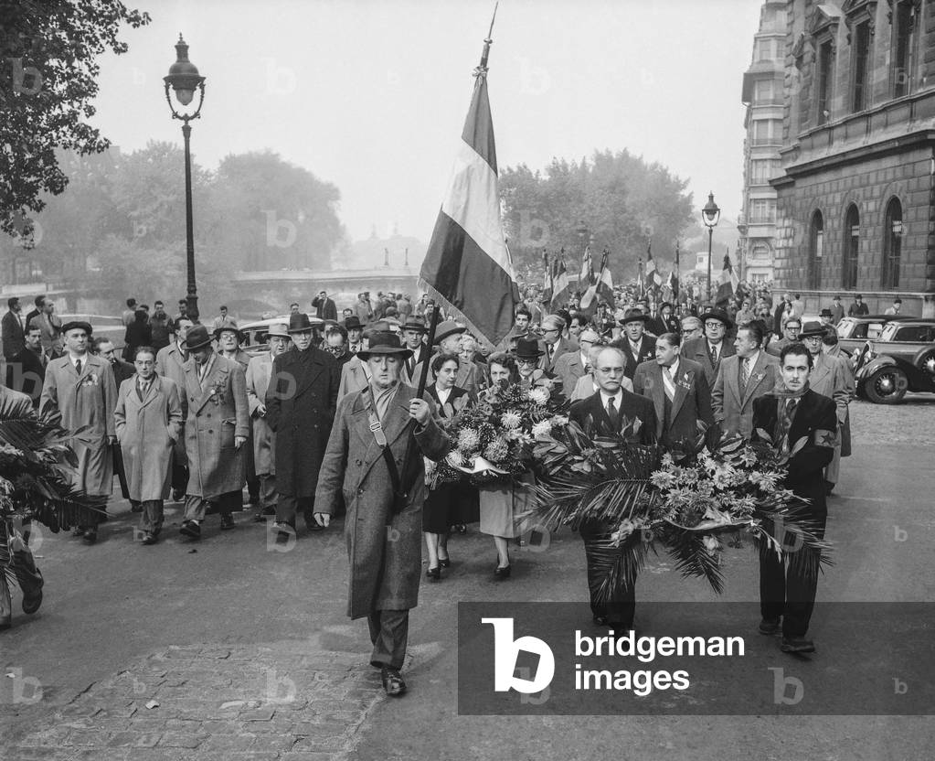 Mass in memory of French Marshall Petain, Notre Dame de Paris cathedral, October 27, 1951 : demonstration of the organizations of the Resistance against the mass (b/w photo)