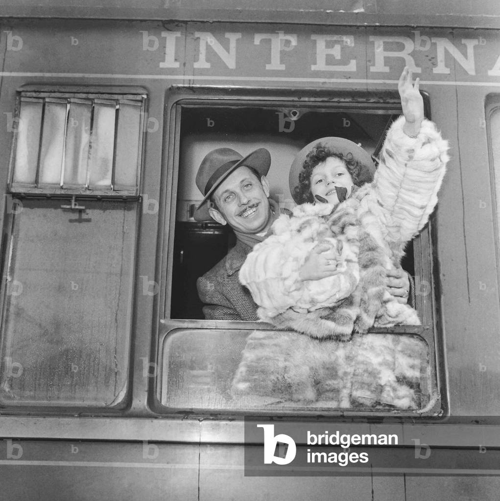 Young Italian conductor Gianella De Marco (6) arriving in Paris, December 26, 1950 (she's going to conduct the Orchestre des concerts Lamoureux) (b/w photo)