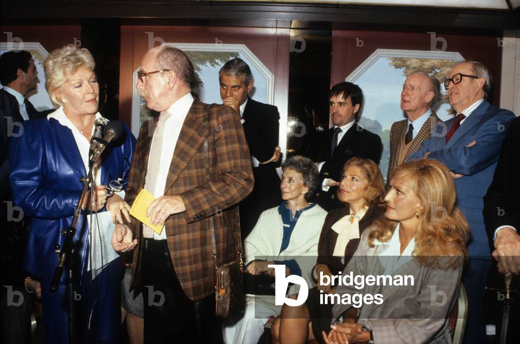 On October 28, 1985, Creation of Aacs (French Association of Artists Against Aids) : on L : Line Renaud and Jean Paul Rouland ; Sitting on R : Suzanne Flon, Baroness Marie Helene De Rothschild, Dalida ; Standing : Thierry Leluron and Loulou Gaste (photo)