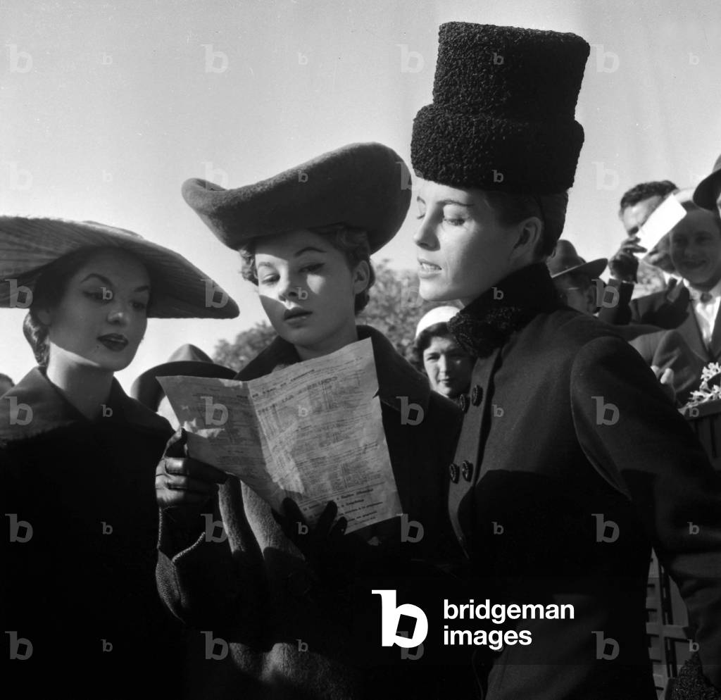Young Women Wearing Big Hats during Longchamp Racing (Prix De L'Arc De Triomphe) Octobre 04, 1955 (b/w photo)
