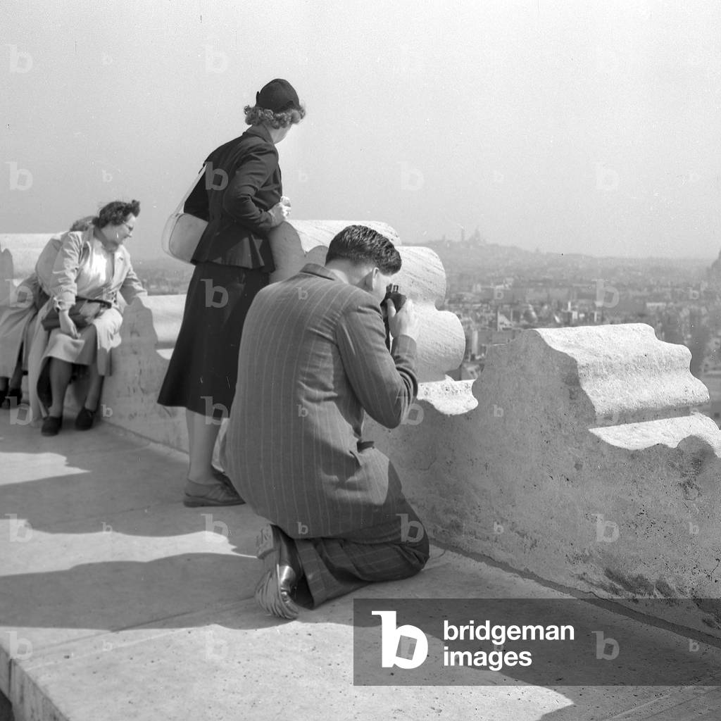 Tourists admiring Paris from the top of the Arc de Triomphe, 1952