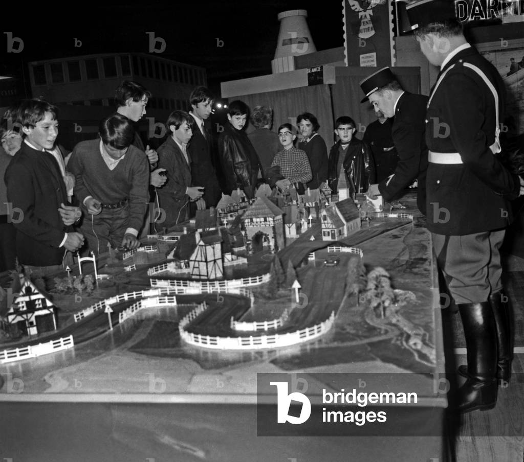 Children Having Fun With Cars Telecomandees At The Road Prevention Stand At The 21st Child and Family Fair At The Porte De Versailles Exhibition Centre October 31, 1968 Neg: C99953Bis (b/w photo)