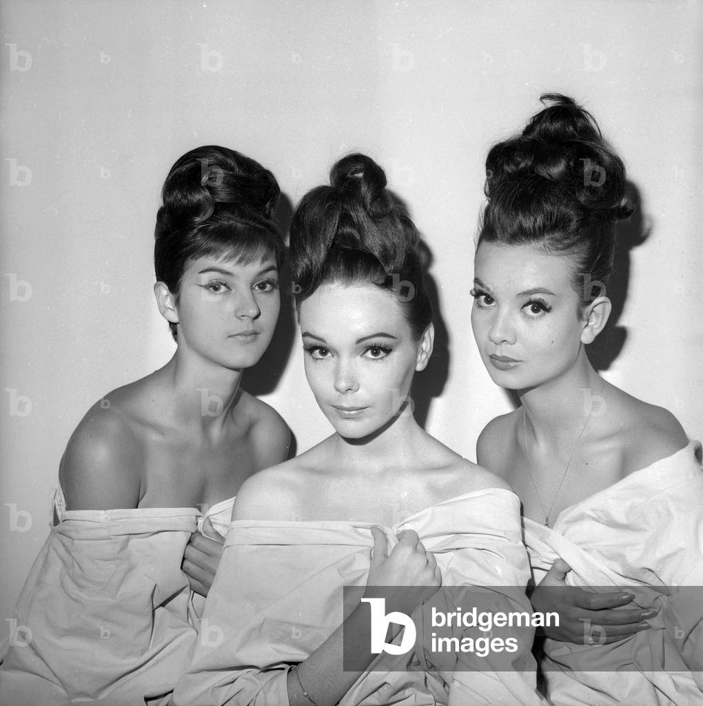 Hairstyles Carita Line “First Lady” Or “Meduse” Monique Pons (Lanvin Castillo Model) Myriam Schenck (Pierre Cardin) And Moe Bourlon (Michel Goma) July 22, 1961 (b/w photo)