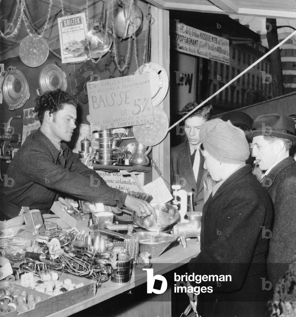 French Government Decided A 5 % Price Cut From January 1947 : here A Salesperson (b/w photo)