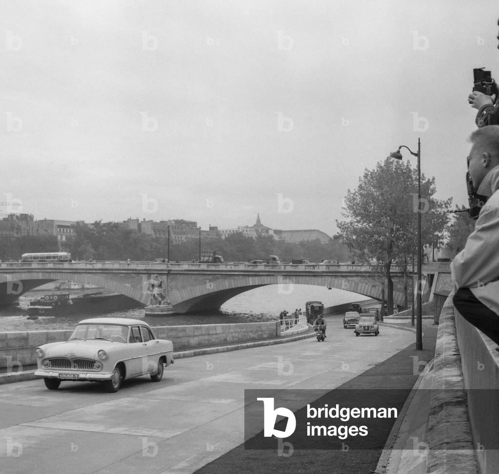 A new expressway running along the Seine in Paris, October 5, 1960 (b/w photo)