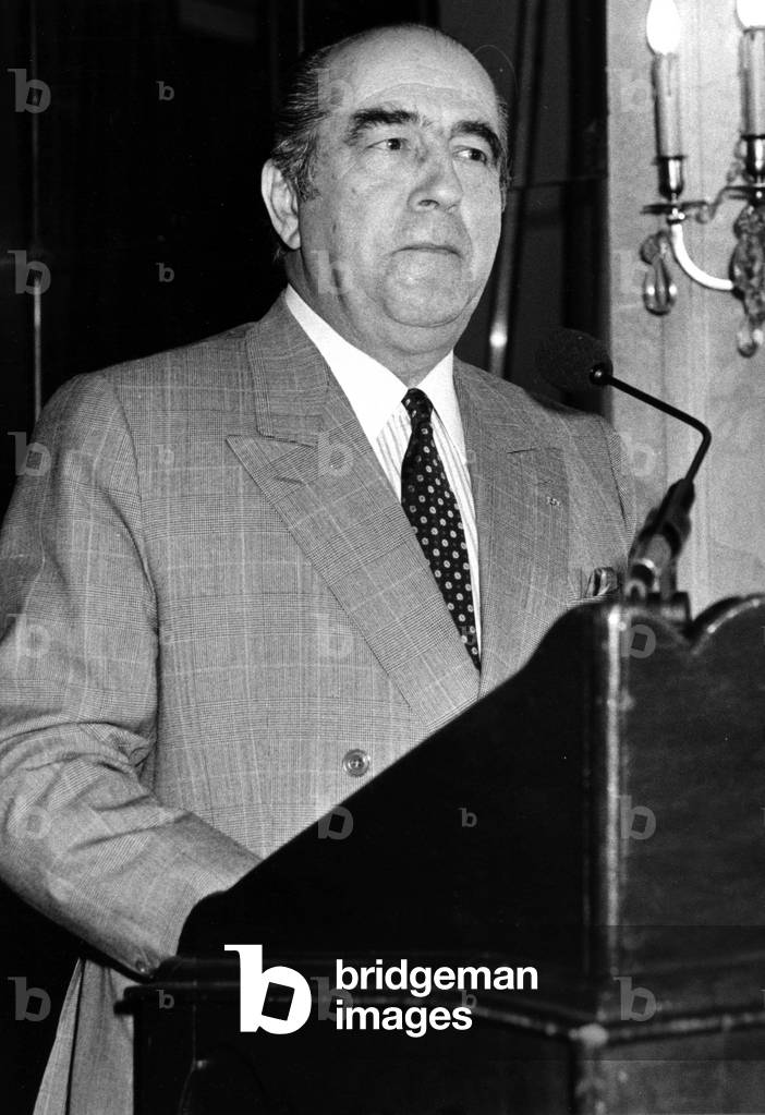 Mr Francis Bouygues Holding a Training Meeting at the Pre Catelan Au Bois De Boulogne On the occasion of the Public Offer to Sales Tf1 Shares On June 23, 1987 (b/w photo)