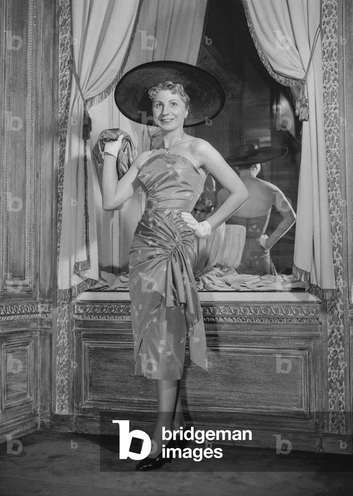 Alex Maguy fashion, Paris, February 9, 1950 : strapless dress and wide-brimmed hat (b/w photo)