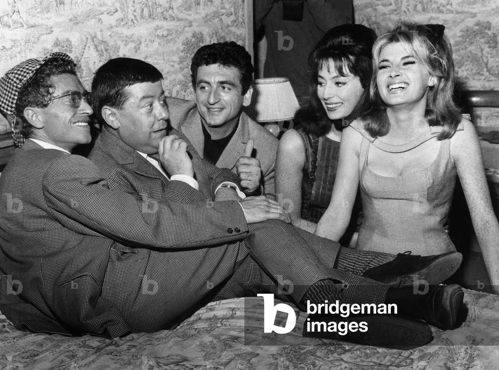 Les Bricoleurs De Jeangirault Avec Darry Cowl, Francis Blanche, Mario David, Claudine Coster Et Valerie Lagrange 1962 Neg:B47600 (b/w photo)