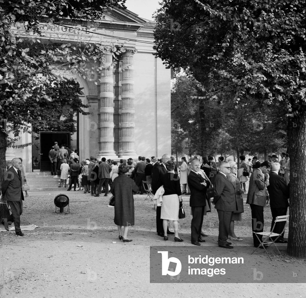 Large Exhibition “Dans La Lumiere De Vermeer” Organized By The French Government And By The Johan Maurits Van Nassey Foundation Of The Hague At The Musee De L Orangerie Des Tuileries In Paris The Crowd In Front Of The Orangerie On September 28, 1966 (b/w photo)
