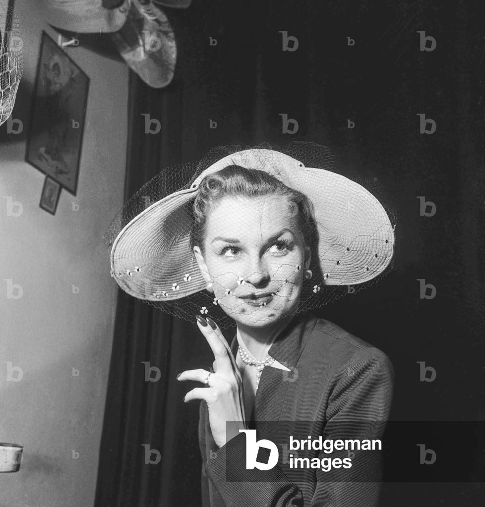 Hat by Emma Pierron, Paris, January 1952 : model 
