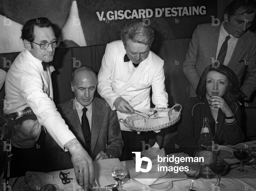 Lunch organized by French candidate Valery Giscard d'Estaing (VGE) for his supporters in Paris, April 14, 1981 (b/w photo)